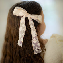 Load image into Gallery viewer, Floral Lace Large Clip - Cream
