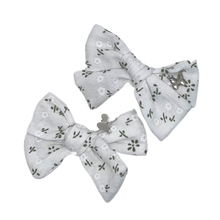 Load image into Gallery viewer, Printed Floral Mini Clip Set - White
