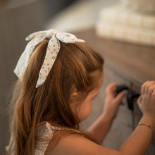 Load image into Gallery viewer, Printed Floral Medium Clip - White
