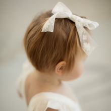 Load image into Gallery viewer, Floral Lace Medium Clip - White
