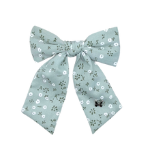 Load image into Gallery viewer, Printed Floral Medium Clip - Sage
