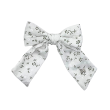 Load image into Gallery viewer, Printed Floral Medium Clip - White
